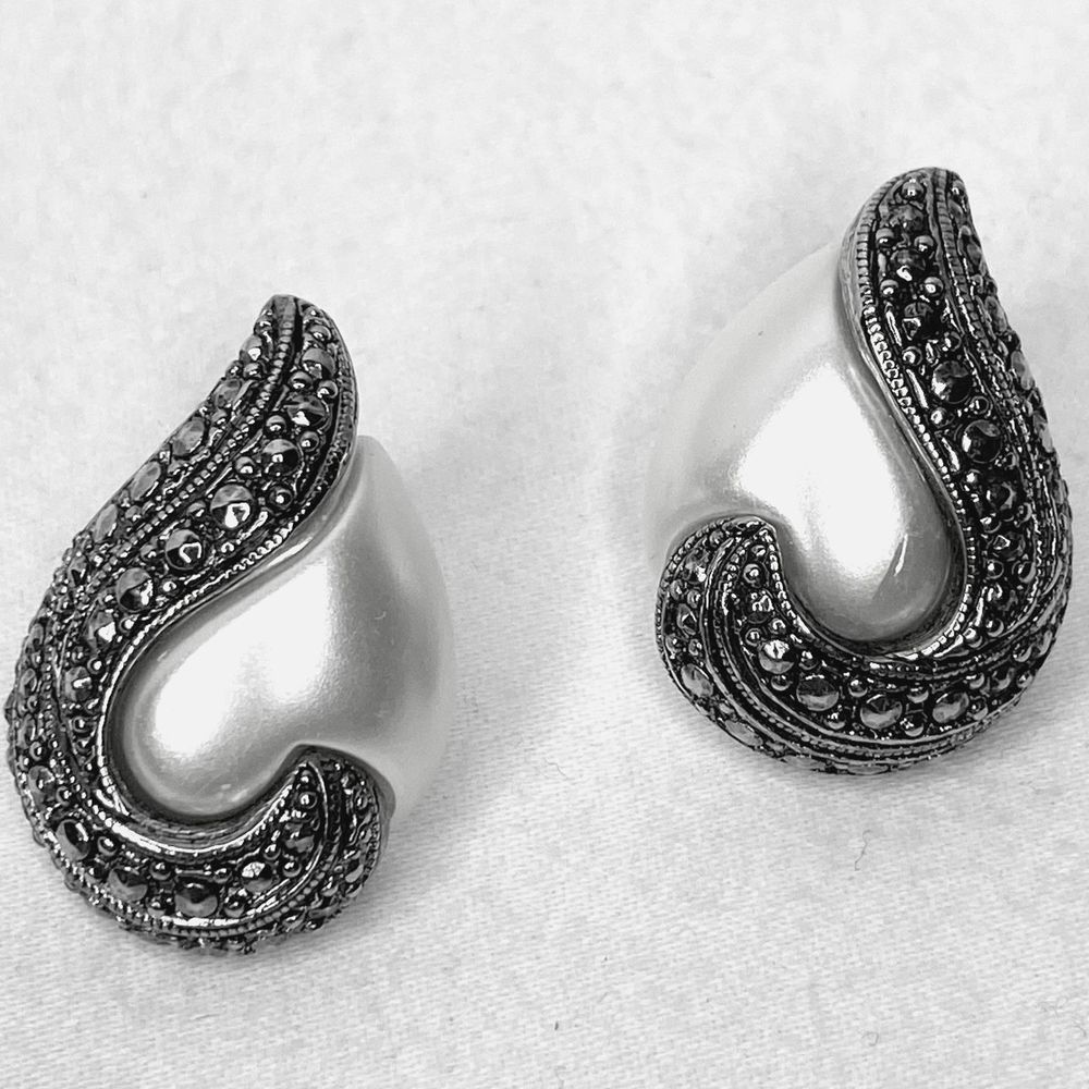 💎Burnished Silver Tone  Teardrop Faux Pearl Swirl Post Stud Earrings Vintage